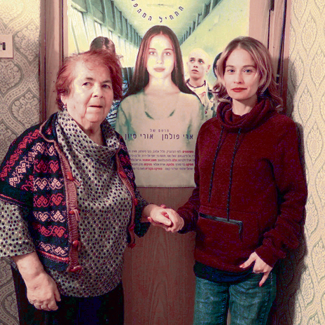 בביתה של סבתא מרי, על הקיר פוסטר של "קלרה הקדושה" | צילום: דריה קוזנצובה