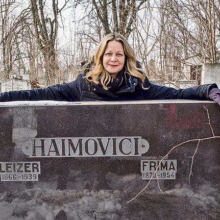 על קבר מקימי שבט החיימוביצ'ים. "גאווה גדולה מאוד בשבילנו" | צילום: דן חיימוביץ'