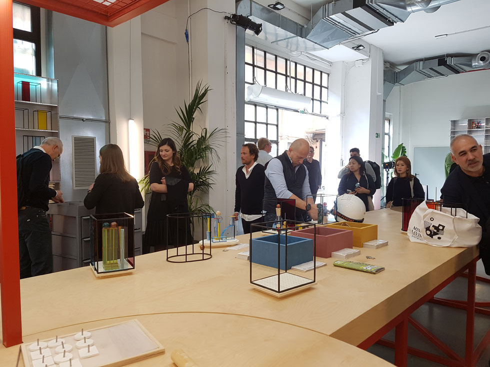 באולם תצוגה שני פותו המבקרים במילאנו לבנות בעצמם מעין מודלים קטנים של מרחבי המגורים (צילום: ענת ציגלמן)