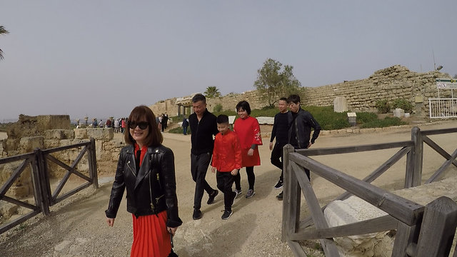 רן שון הו ומשפחתה מטיילים בגן לאומי קיסריה (צילום: גלעד כרמלי)