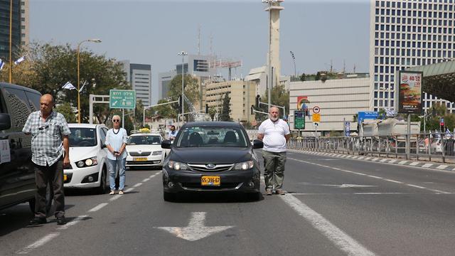 אנשים עומדים בצפירה בתל אביב (צילום: ירון ברנר)