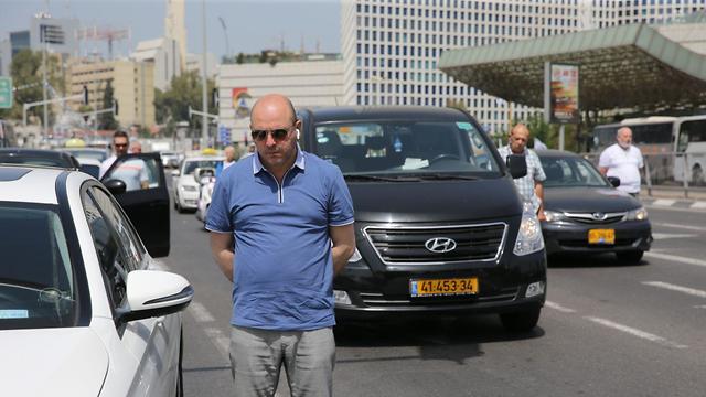 אנשים עומדים בצפירה בתל אביב (צילום: ירון ברנר)