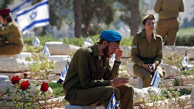 חיילים בהר הרצל יום הזיכרון (צילום: רויטרס)