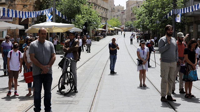 אנשים עומדים בצפירה ירושלים (צילום: רויטרס)