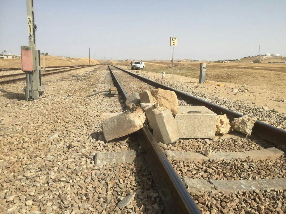 סלעים על מסילת רכבת ישראל (צילום: משטרת ישראל)