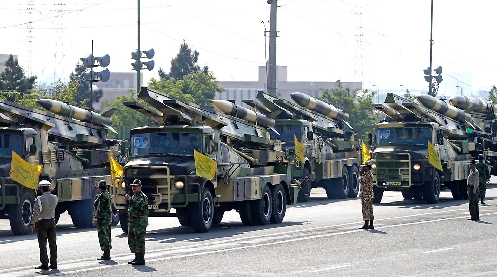 מצעד צבאי באיראן (צילום: AP)