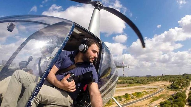 Photographer Israel Bardugo mid-flight (Photo: israelonair.com)