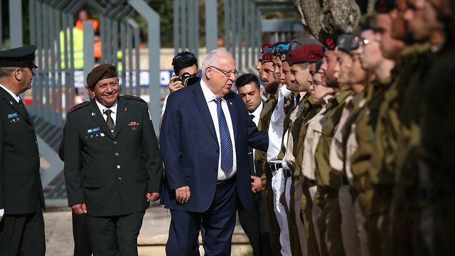 Rivlin and Eisenkot inspect the lines of soldiers (Photo: Ohad Zwigenberg)