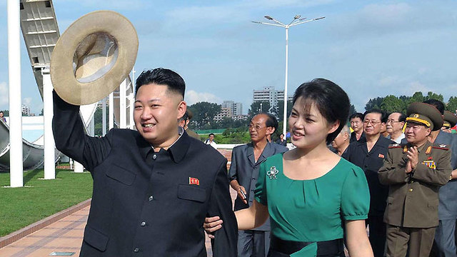 שליט צפון קוריאה קים ג'ונג און עם אשתו רי סול ג'ו (צילום: AFP / KNS)