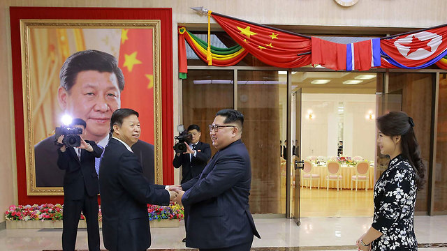 שליט צפון קוריאה קים ג'ונג און עם אשתו רי סול ג'ו (צילום: AFP / KCNA VIA KNS)