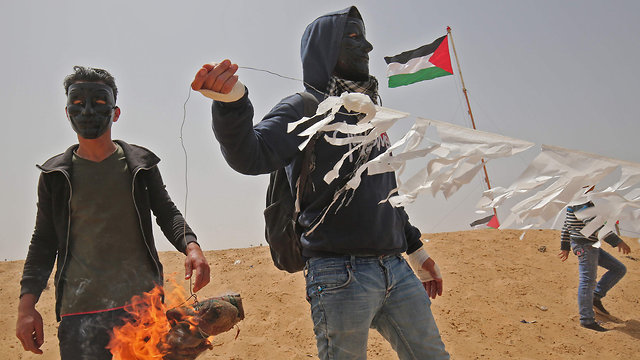 Gazan flying kite, aimed to burn field in Israel (Photo: AFP)