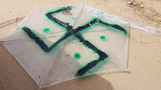 Un cerf-volant marqué d'une croix gammée, transporté par des manifestants de Gaza en Israël (Photo: Twitter)