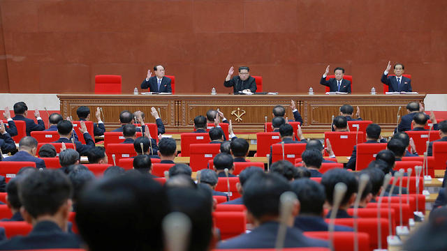 שליט קוריאה קים ג'ונג און באסיפה הכללית של מפלגתו (צילום: רויטרס)