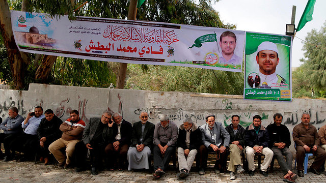 Семья убитого Фади аль-Баташа возле возле дома в Джебалии. Фото: AFP