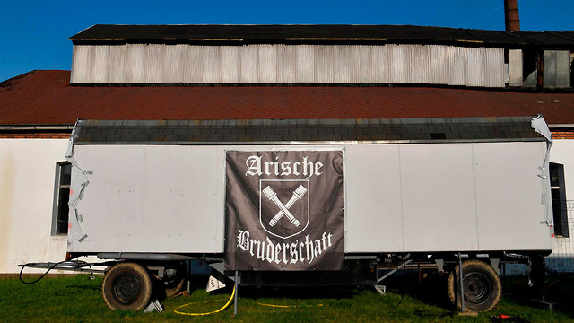 Aryan brotherhood sign at far-right rock festival  (צילום: AFP)
