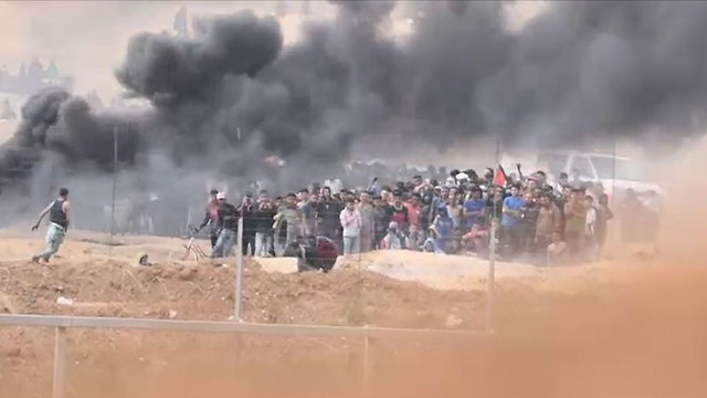 Palestinian protestors on Gaza border. The main goal of the riots is to break through the fence  (Photo: IDF Spokesperson's Unit)