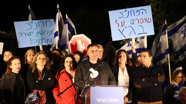 Zionist Union Chairman Avi Gabbay demonstrates against the override power  (Photo: Ohad Zwigenberg)
