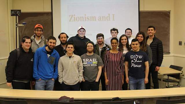 Студенты за Израиль. Аль-Хасани справа в первом ряду