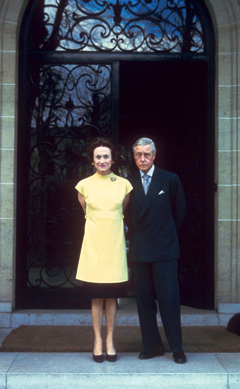 לאורך השנים נותחה המלתחה של סימפסון כאמצעי התרסה נגד בית המלוכה והשמלות המקושטות של הנמסיס מעבר לתעלה, המלכה אליזבת השנייה. 1966 (צילום: rex/asap creative)