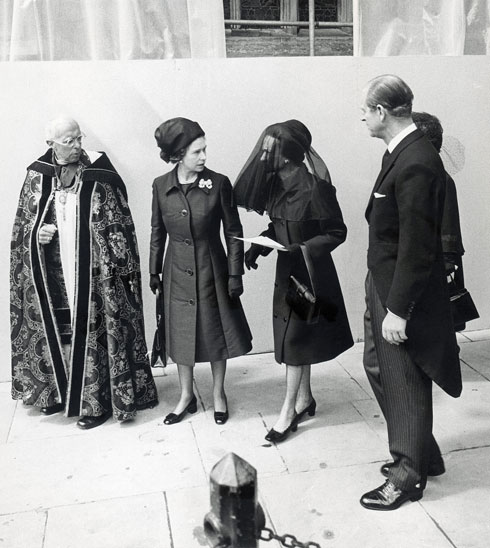 סימפסון בהלווייתו של אדוארד בשנת 1972, לבושה בשמלת מעיל שחורה בעיצוב אישי של הובר דה ז'יבנשי, כולל רעלת שיפון מיוחדת אשר לפי האגדה שקד המעצב לילה שלם על גזרתה וחיתוכה המדויק (צילום: AP)