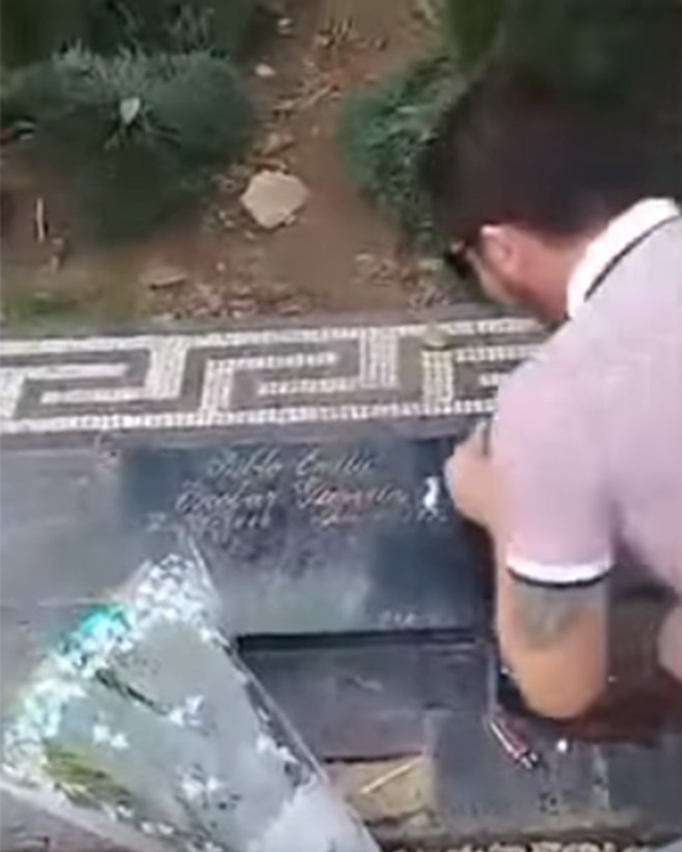 תייר בריטי עושה קוק קוקאין על הקבר של פבלו אסקובר קולומביה ()