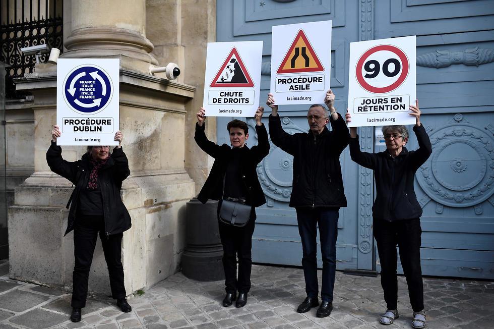 Защитники нелегалов в Париже. Фото: AFP