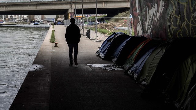 אוהלי מהגרים ברחובות פריז (צילום: AFP)