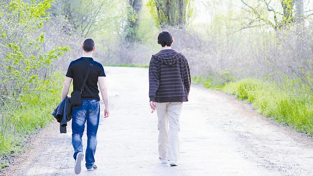זוג גברים צועדים יחד בשביל (צילום: Shutterstock)