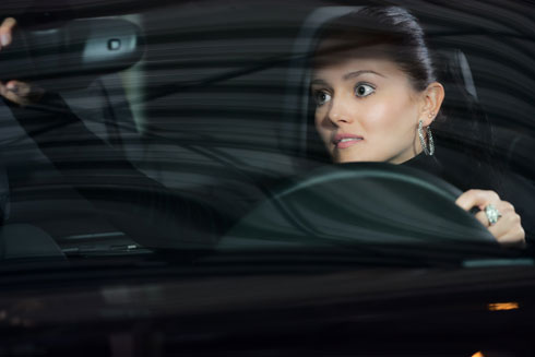 אין לנהוג ללא תאורה, וחובה לעצור במקום בטוח במקרה של תקלה (צילום: Shutterstock)