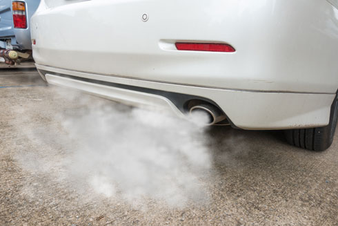 עשן רב הבוקר מאגזוז עלול להעיד על תקלה במערכת הפליטה, או בכשל במנוע (צילום: Shutterstock)
