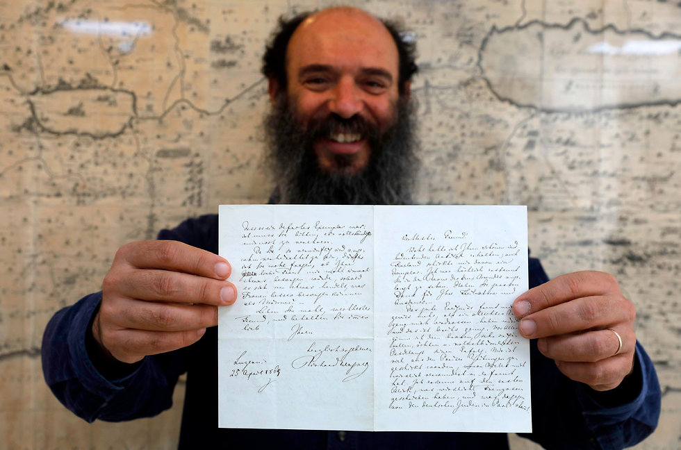 Meron Eren, co-founder and owner of the Kedem auction house, holding Wagner's letter (Photo: AFP)