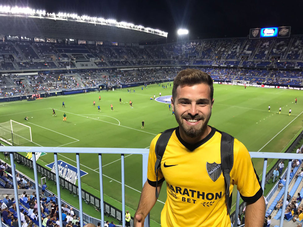יעקב ליפשיץ באצטדיון במאלגה שבספרד. "היום אני אוהב כדורגל יותר משאהבתי אותו אתמול, ומחר אוהב אותו יותר מאשר היום"  (צילום: אלבום פרטי)