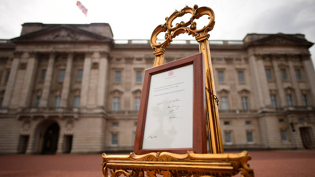 שלט הודעה על לידת בנה של קייט מידלטון בארמון בקינגהאם לונדון בריטניה (צילום: AP)