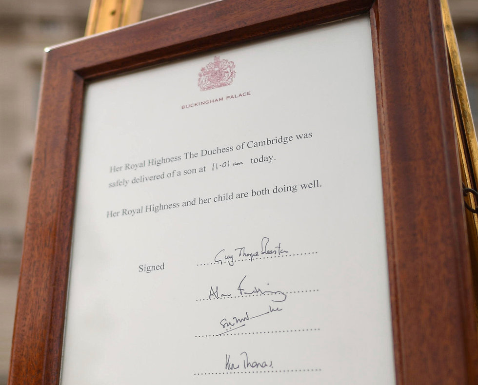 שלט הודעה על לידת בנה של קייט מידלטון בארמון בקינגהאם לונדון בריטניה (צילום: AP)