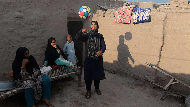 נערה אפגנית שחיה עשור כנער ב אפגניסטן (צילום: AFP)