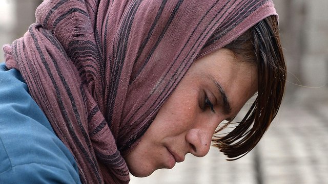 נערה אפגנית שחיה עשור כנער ב אפגניסטן (צילום: AFP)