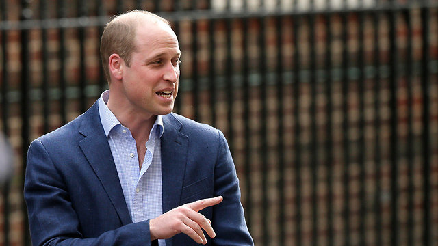 הנסיך וויליאם יוצא מ בית חולים סנט מרי ב לונדון (צילום: AFP)