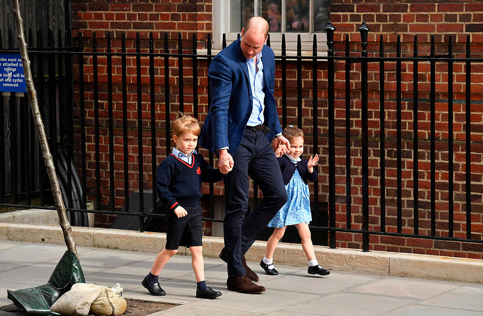 Принц Уильям ведет детей в школу. Фото: AFP