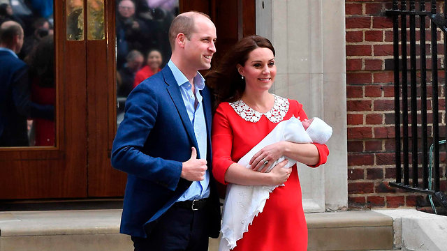 Принц Уильям с женой и млашим сыном. Фото: AFP