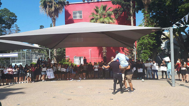 מחאה בבית ספר צייטלין תל אביב נגד פיטורי המנהל ()