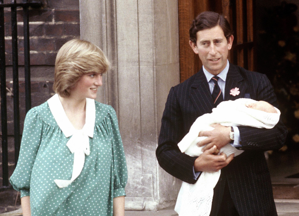 בשתי הלידות שעברה, של הנסיכים וויליאם והארי, פגשה הנסיכה דיאנה את המצלמות כשהיא לבושה בשמלות רחבות ברוח האופנה של שנות ה-80. בעלה הנסיך צ'ארלס, מצדו, הקפיד על חליפת צמר רשמית ועניבה תואמת  (צילום: AP)