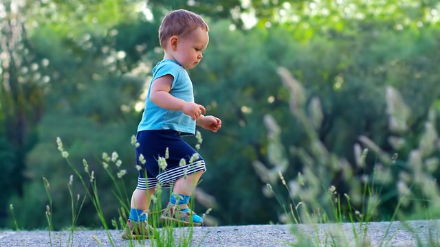 ילד לומד ללכת (צילום: shutterstock)