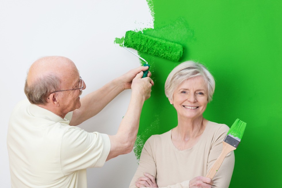 קשיש קשישה מבוגרים שיפוץ צבע (צילום: shutterstock)