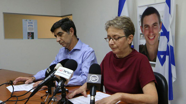 Simcha (L) and Leah Goldin blasted the government and PM Netanyahu for their mishandling of their son's return (Photo: Motti Kimchi)