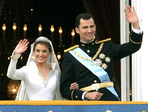 החתונה המלכותית, מאי 2004. ברזומה שלה יש גם נישואים למורה (צילום: AP)