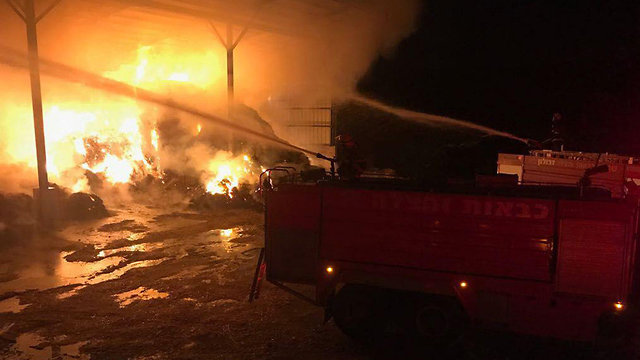 שריפה במתבן מחסן חציר בקיבוץ אילון (צילום: דוברות כבאות והצלה תחנת זבולון)