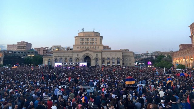 הפגנות מחאה אופוזיציה ב ארמניה ירוואן ראש הממשלה סרז' סרקזיאן התפטר (צילום: AP)