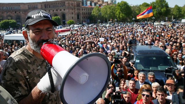 מנהיג אופוזיציה ארמניה ניקול פשיניאן הפגנה ב ירוואן (צילום: רויטרס)