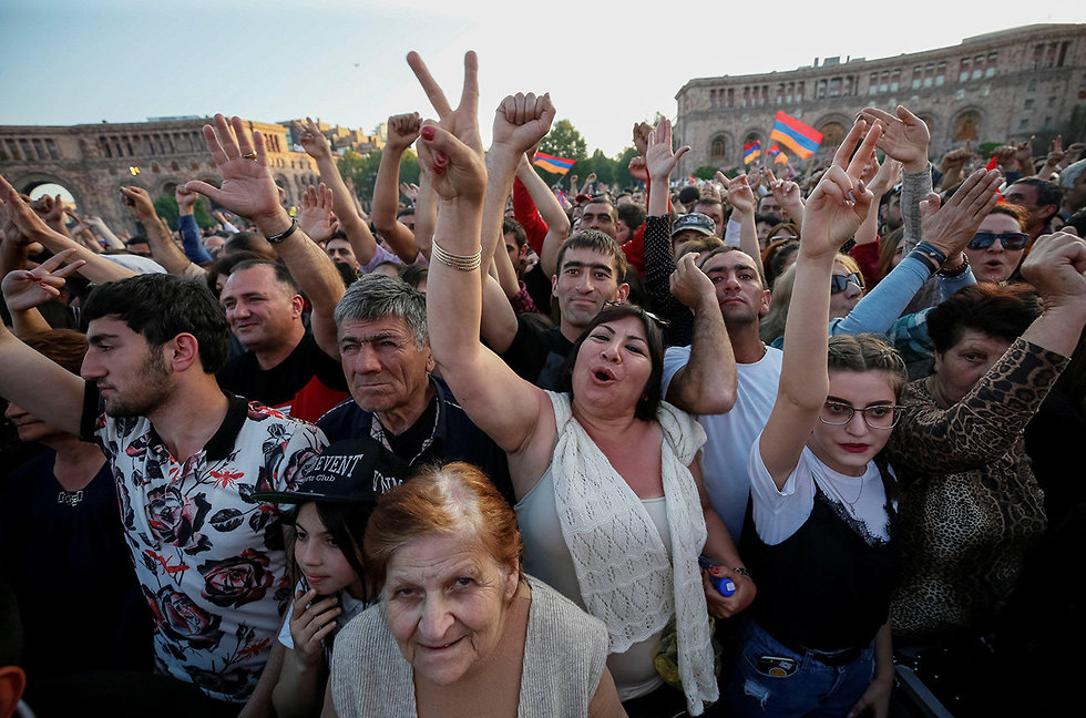 הפגנות מחאה אופוזיציה ב ארמניה ירוואן ראש הממשלה סרז' סרקזיאן התפטר (צילום: רויטרס)