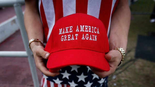 כובע להפוך את אמריקה לגדולה שוב (צילום: AP)